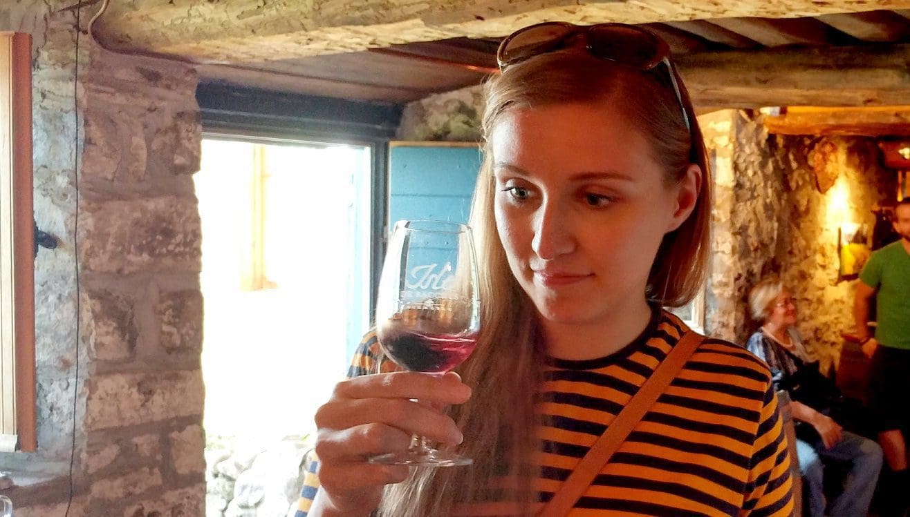 Jeune femme dégustant le rouge Réserve du Vignoble Isle de Bacchus