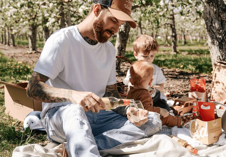 FAMILLE AU VERGER CHAMP_Cidrerie Milton_LIBRE