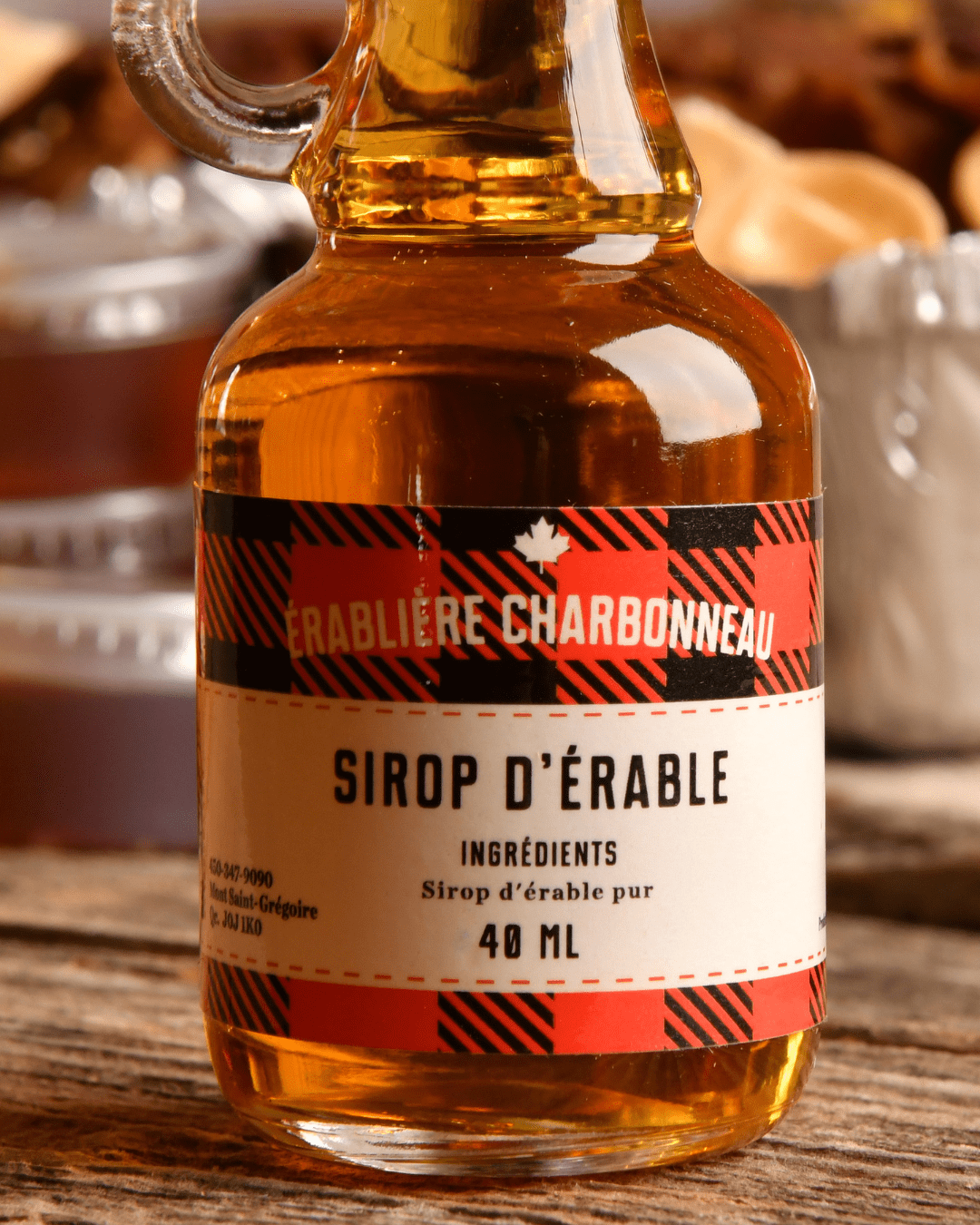 Une bouteille de sirop d'érable de l'Érablière Charbonneau