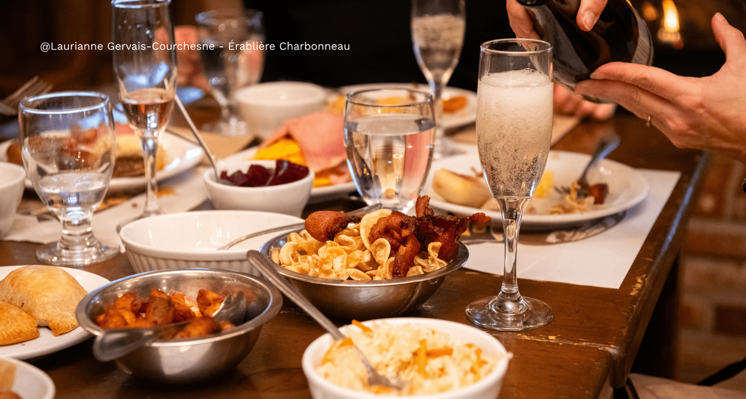 Table gourmande montrant un beau repas de brunch de l'Érablière Charbonneau
